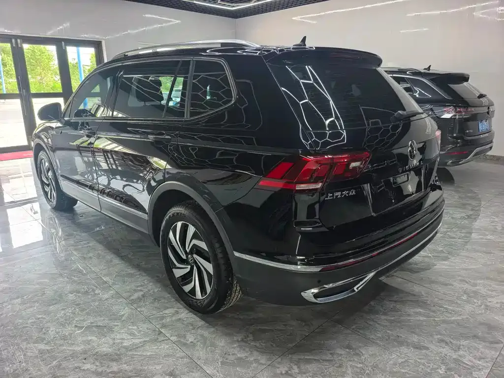 Volkswagen Tiguan L — фото 9