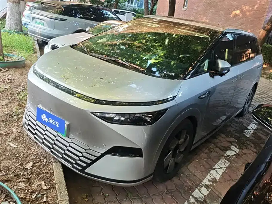 XPeng X9