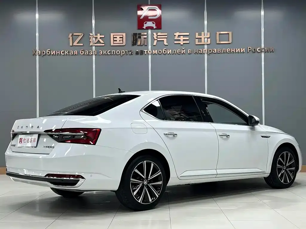 Skoda Superb — фото 2