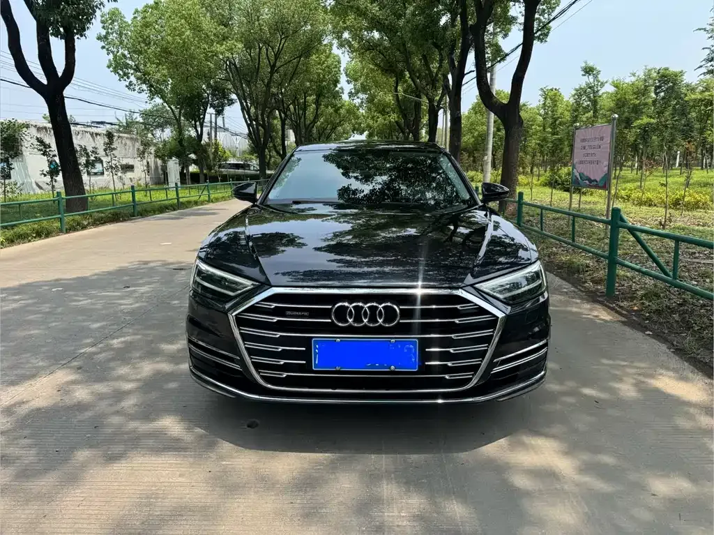 Audi A8 — фото 1