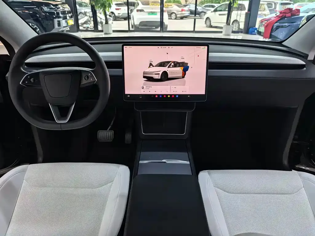 Tesla Model Y — фото 10
