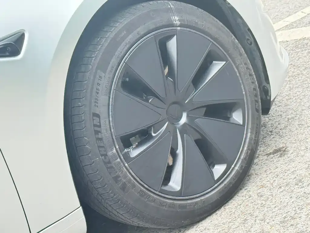 Tesla Model 3 — фото 4