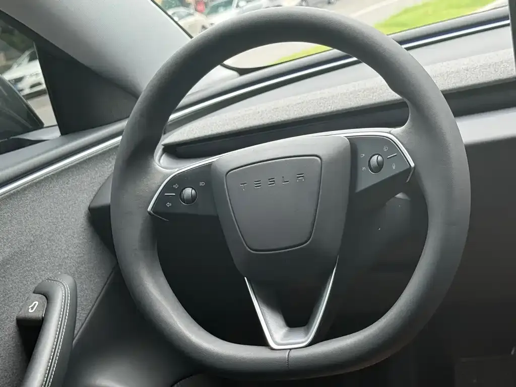 Tesla Model 3 — фото 7