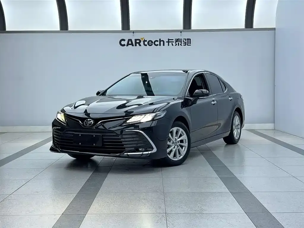 Toyota Camry — фото 1