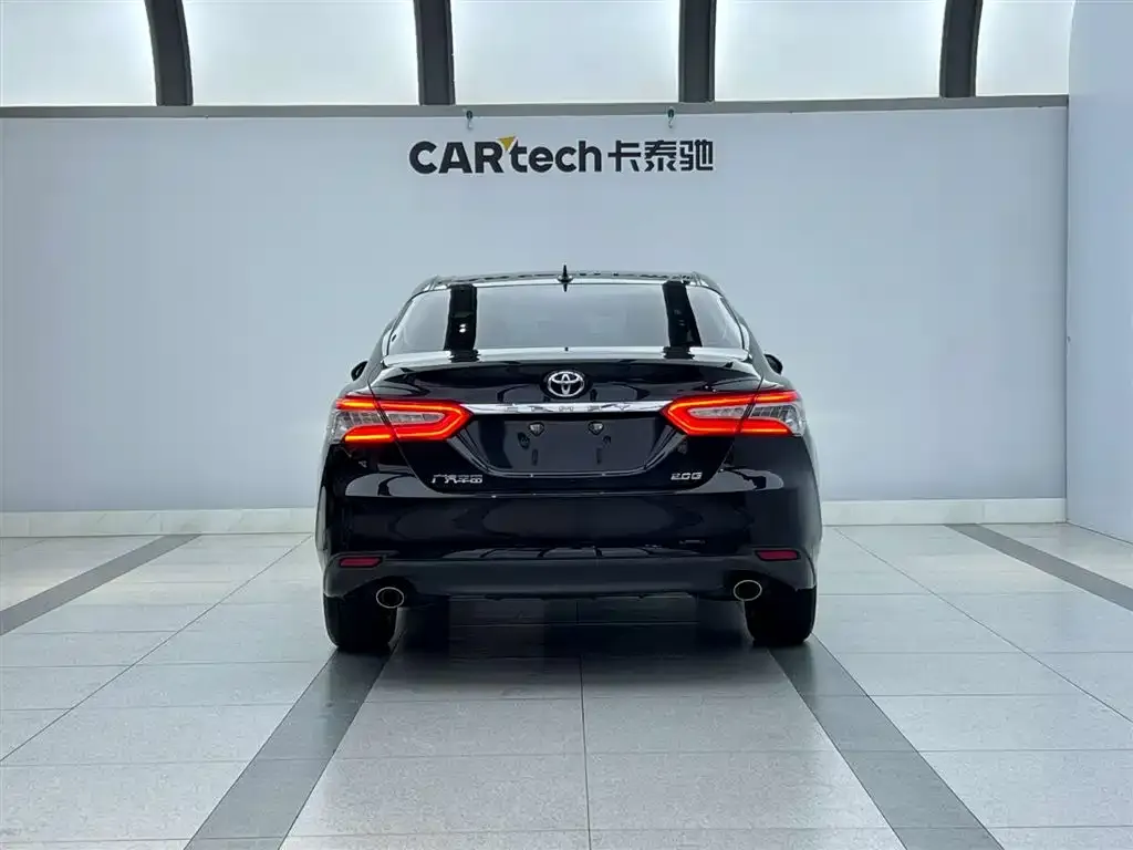 Toyota Camry — фото 2