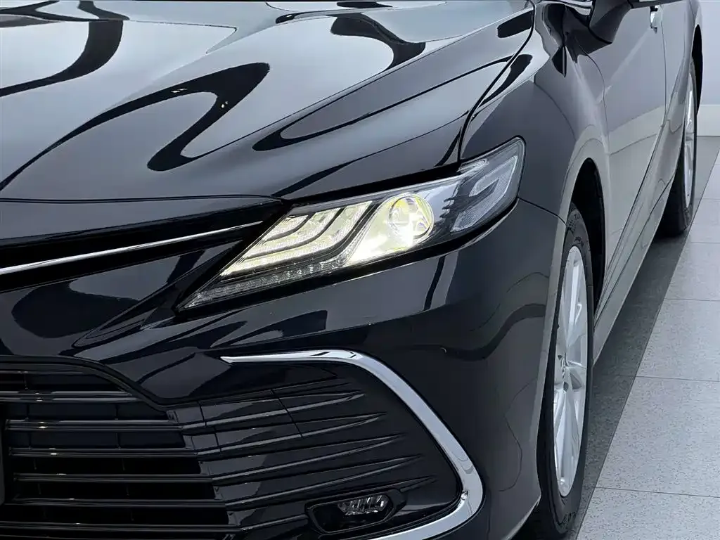 Toyota Camry — фото 5