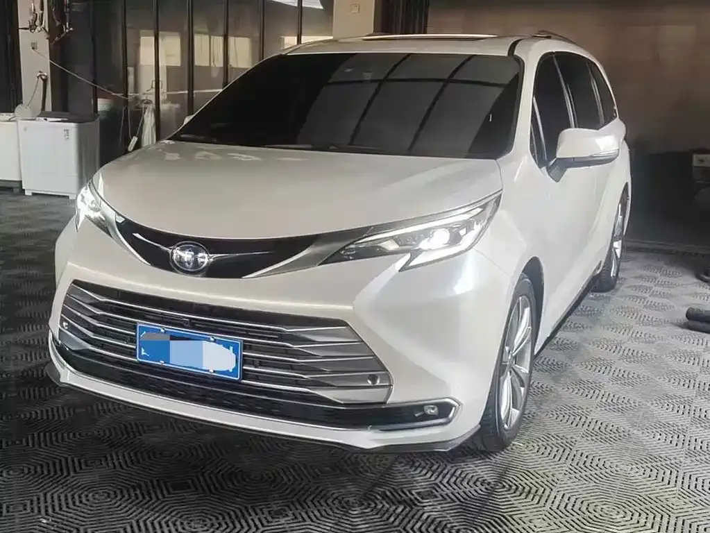 Toyota Sienna — фото 1