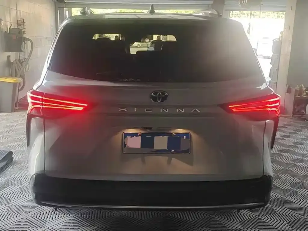 Toyota Sienna — фото 9