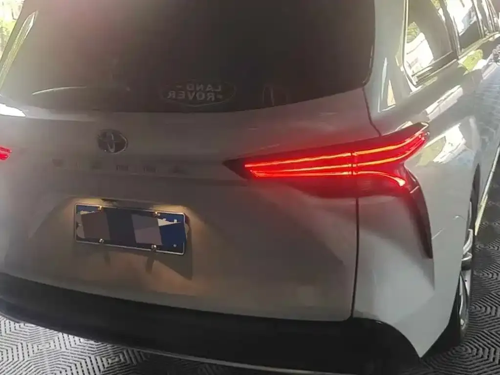 Toyota Sienna — фото 6
