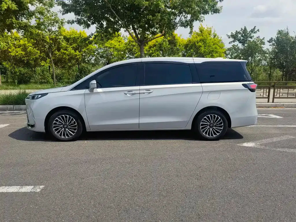 Buick GL8 Hybrid — фото 10