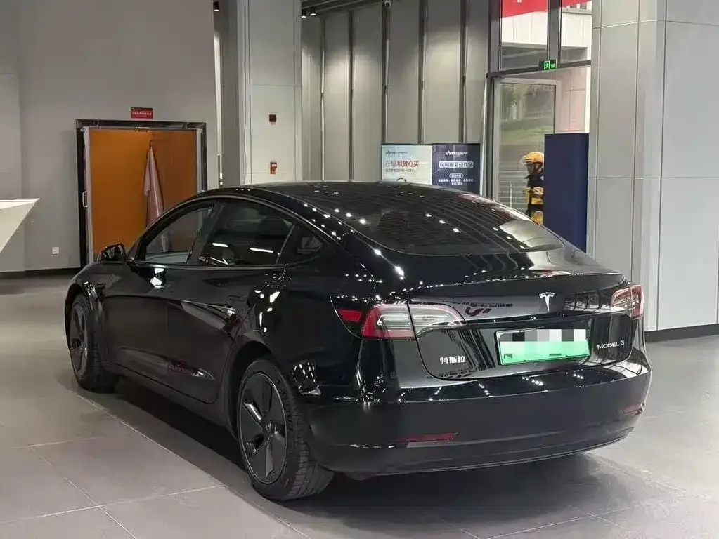 Tesla Model 3 — фото 9