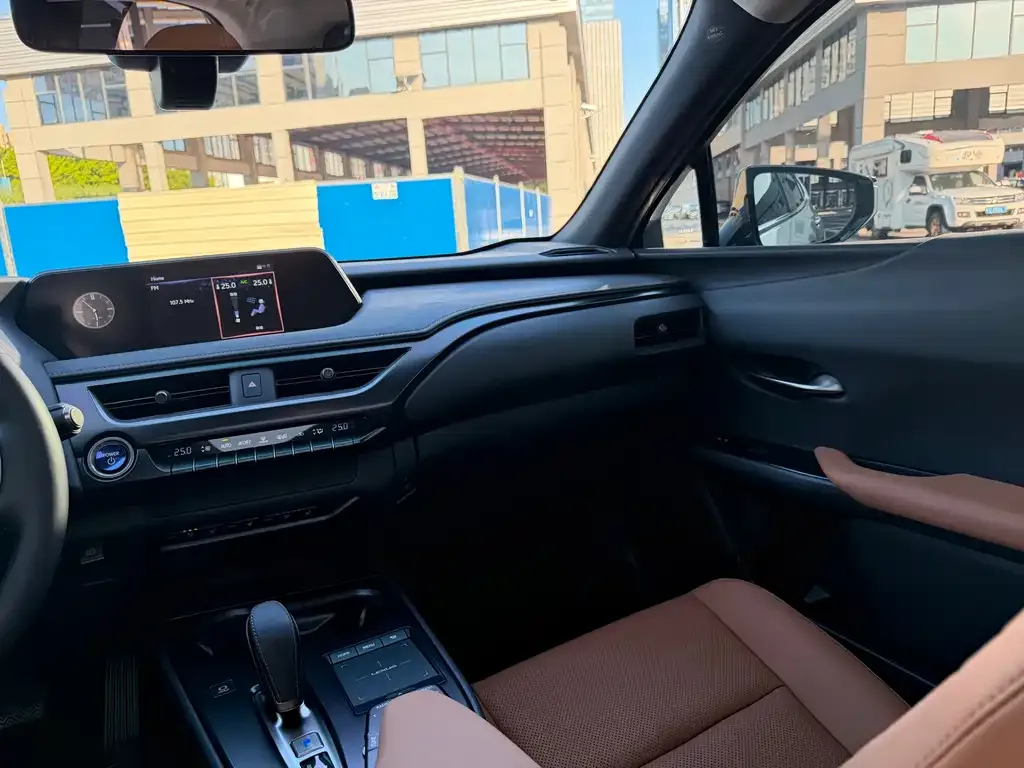 Lexus UX New Energy — фото 3