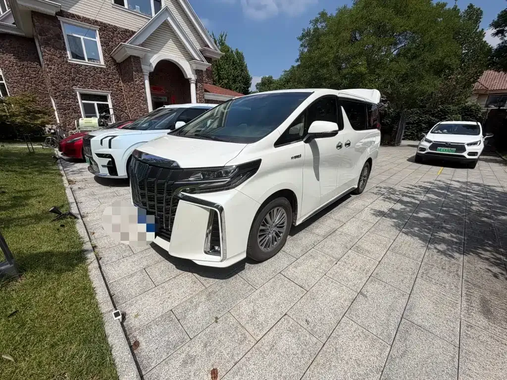 Toyota Alphard — фото 1