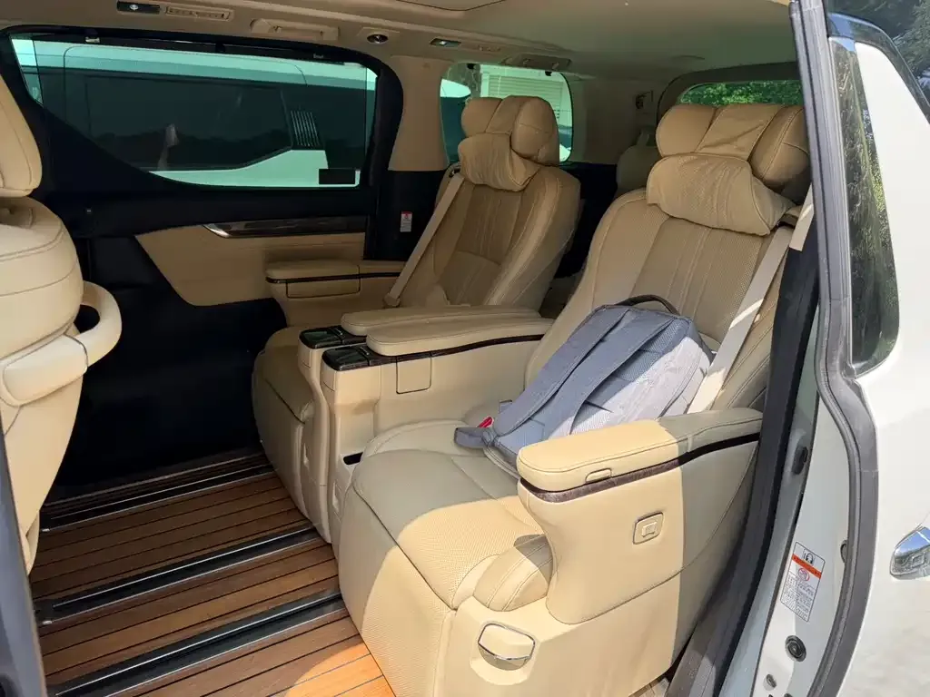 Toyota Alphard — фото 2