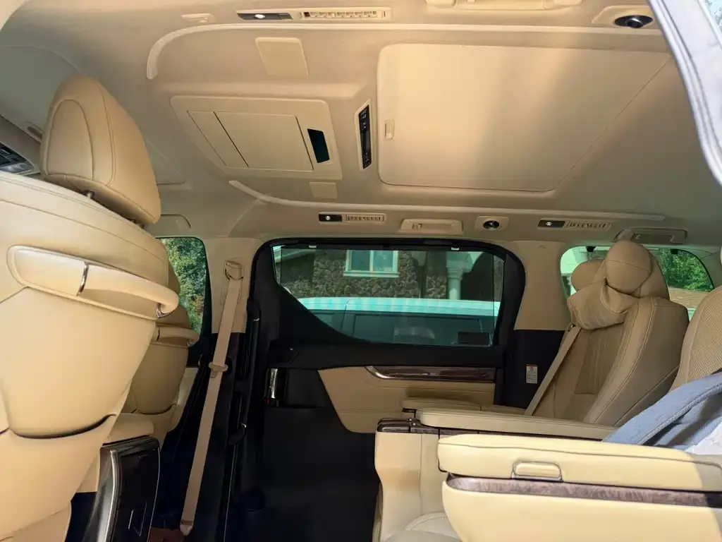 Toyota Alphard — фото 4