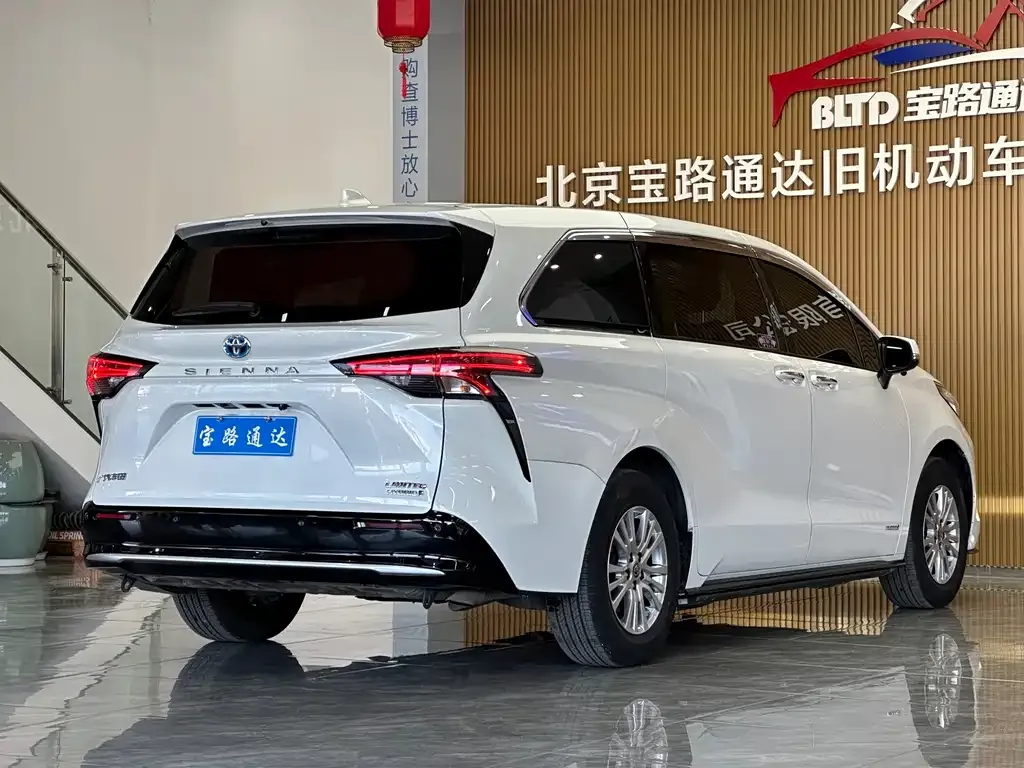 Toyota Sienna — фото 2