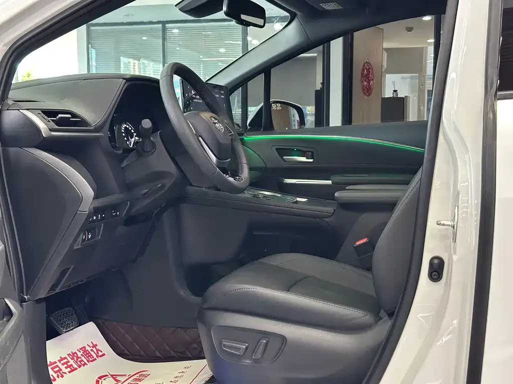 Toyota Sienna — фото 10