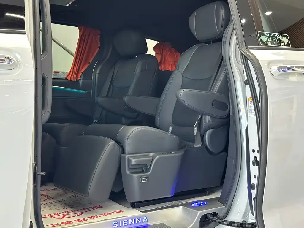 Toyota Sienna — фото 6