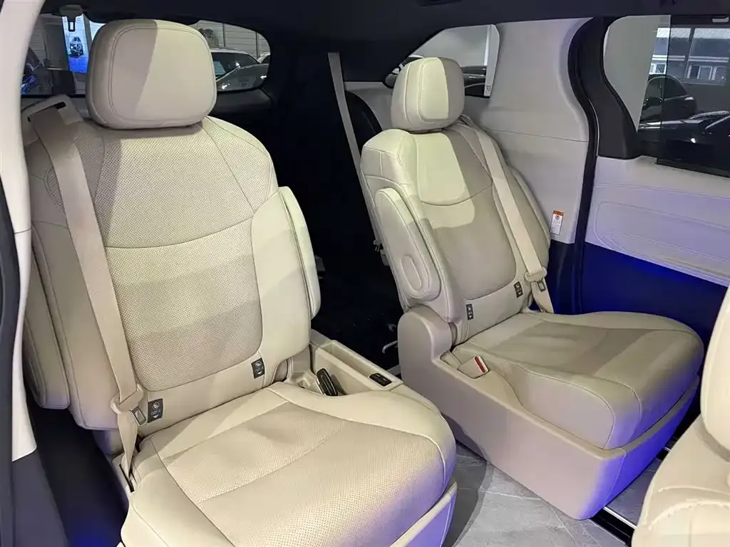 Toyota Granvia — фото 6