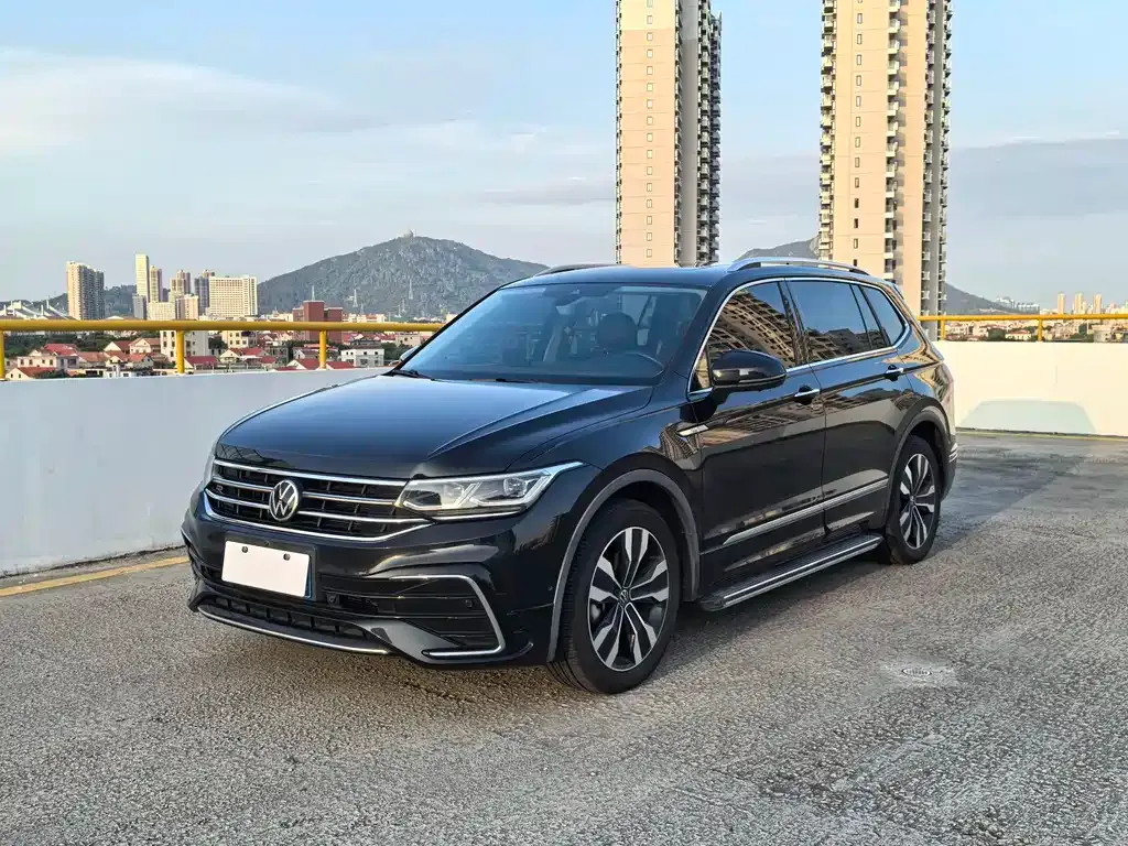 Volkswagen Tiguan L — фото 1