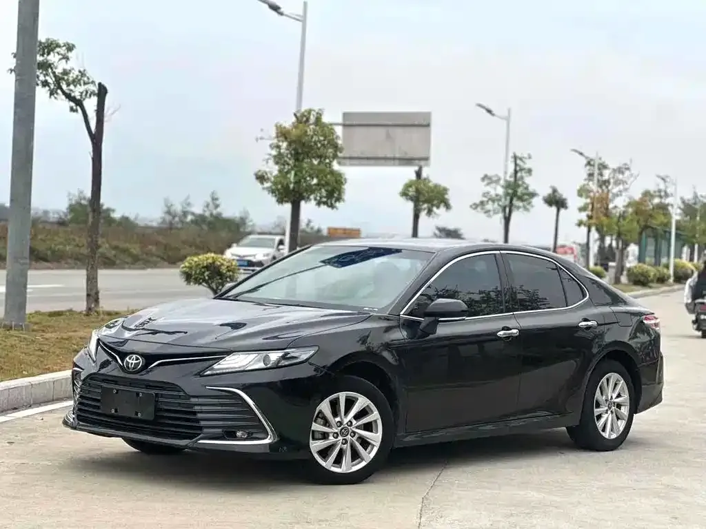 Toyota Camry — фото 1