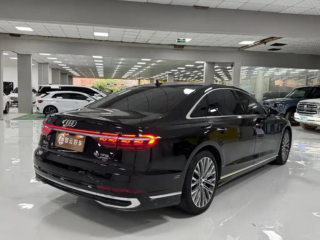 Audi A8 — фото 9