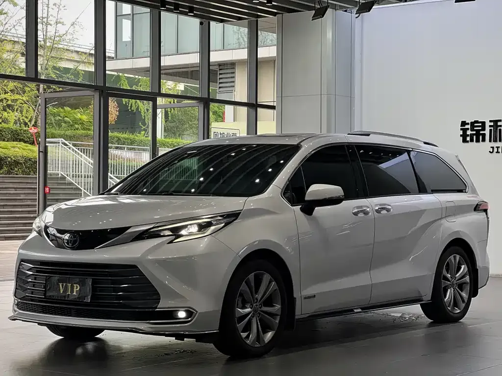 Toyota Sienna — фото 1