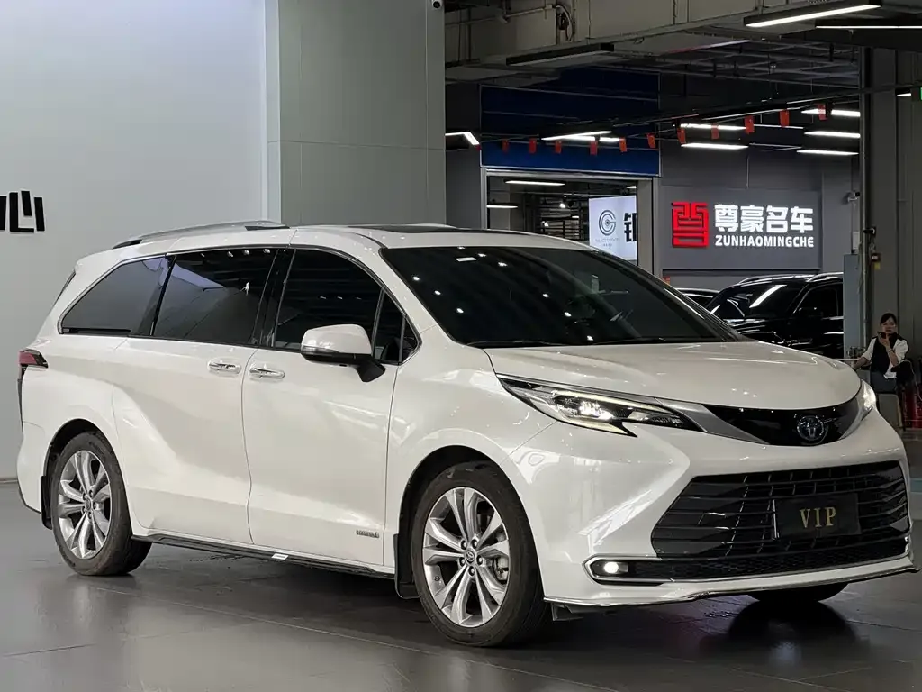 Toyota Sienna — фото 3