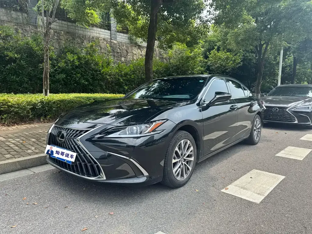 Lexus ES — фото 1