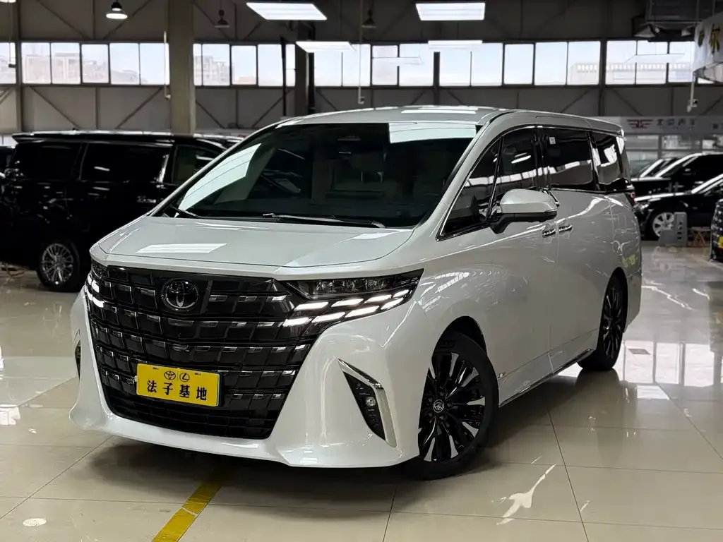 Toyota Alphard — фото 1