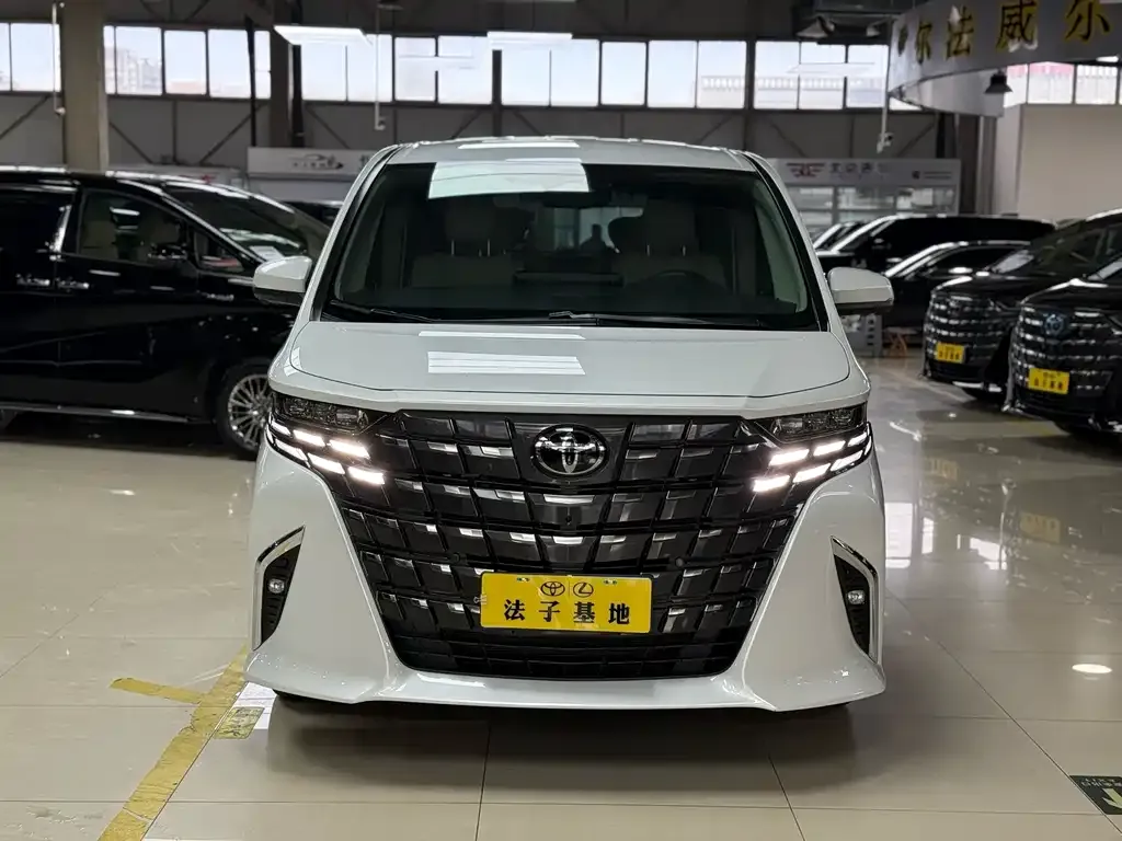 Toyota Alphard — фото 3