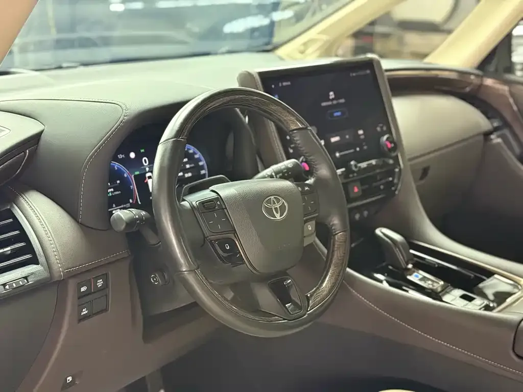Toyota Alphard — фото 8