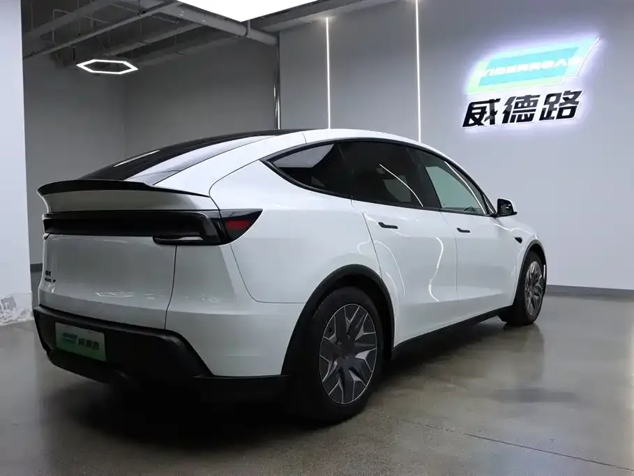 Tesla Model Y L — фото 3