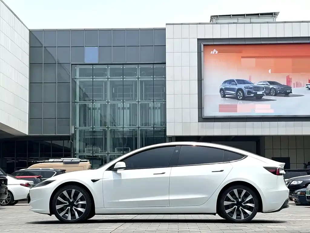 Tesla Model 3 — фото 5