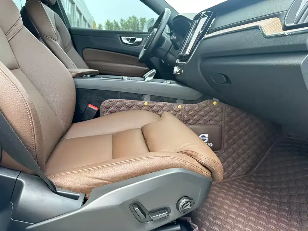 Volvo XC60 — фото 2