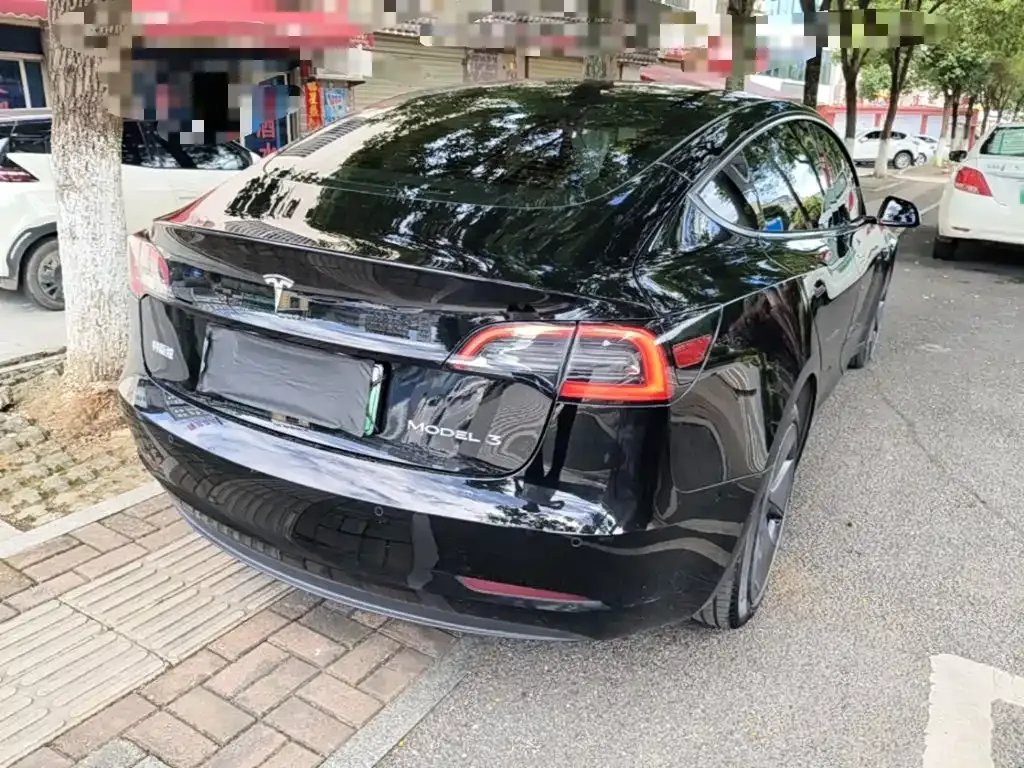 Tesla Model 3 — фото 9