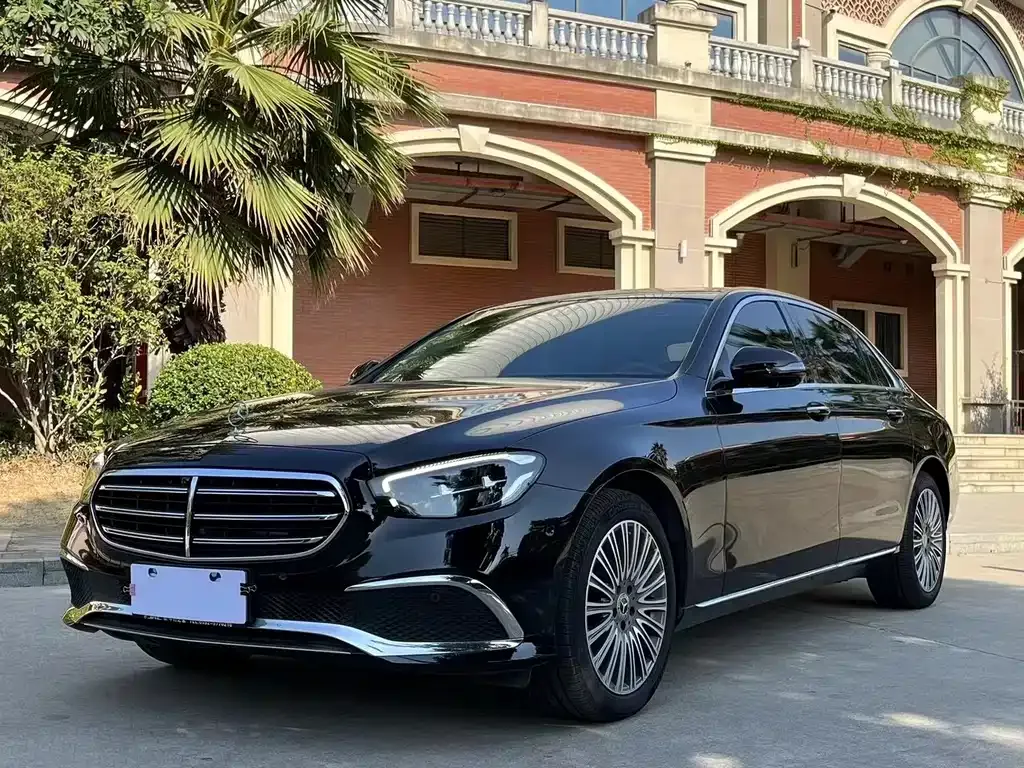 Mercedes-Benz E-Class — фото 1