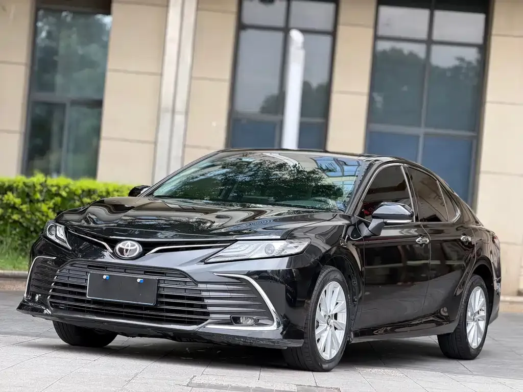 Toyota Camry — фото 1