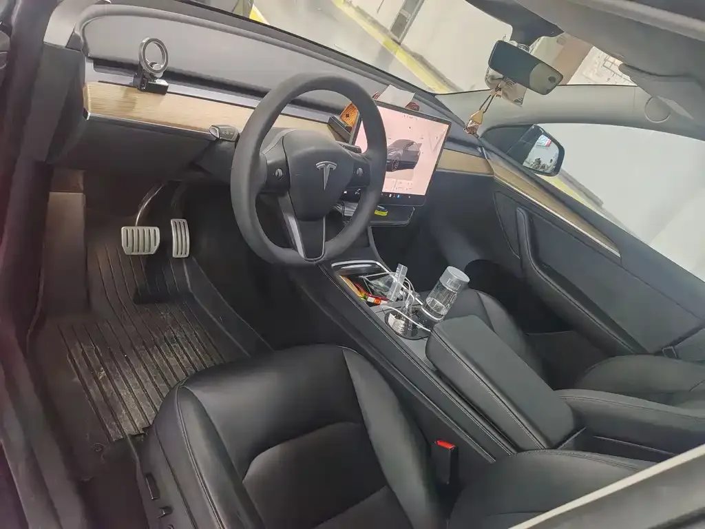 Tesla Model Y — фото 6
