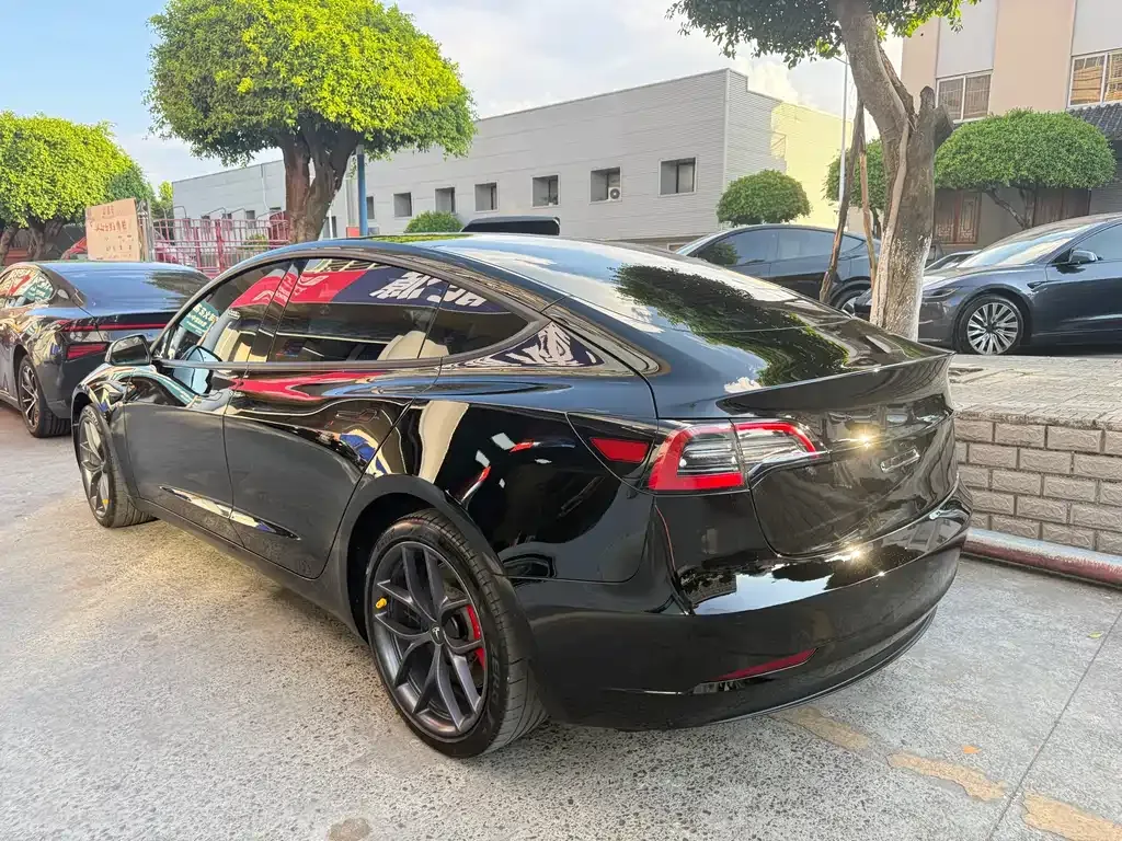 Tesla Model 3 — фото 9