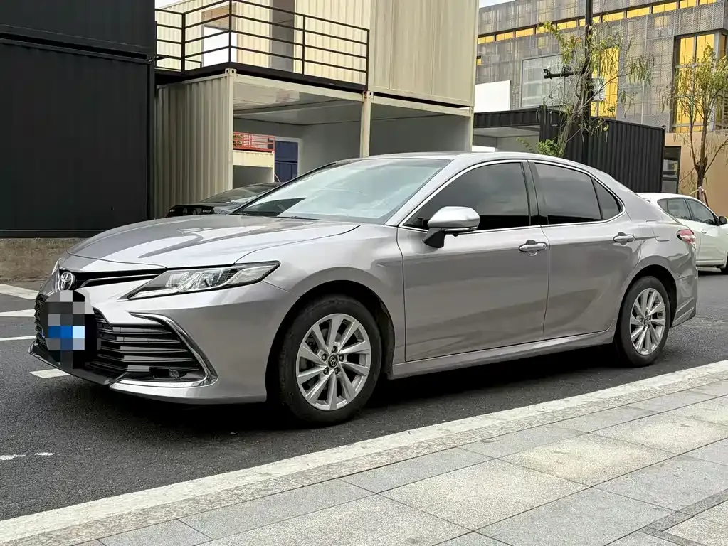 Toyota Camry — фото 1