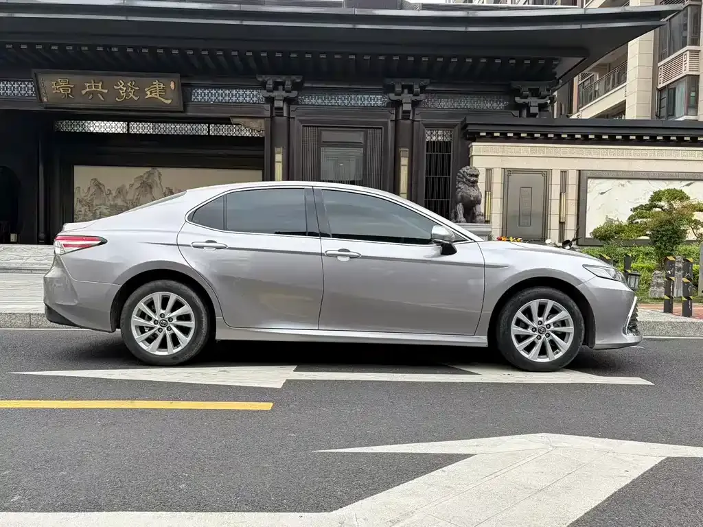 Toyota Camry — фото 5