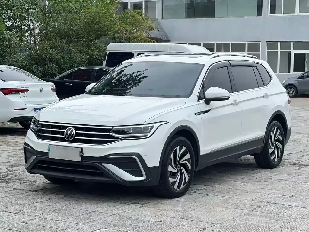 Volkswagen Tiguan L — фото 1