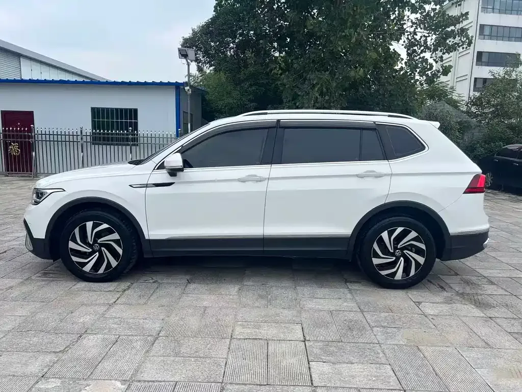 Volkswagen Tiguan L — фото 10