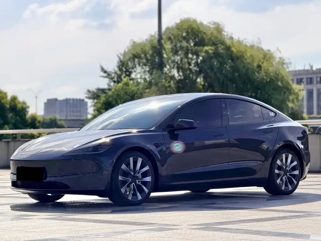 Tesla Model 3 — фото 1