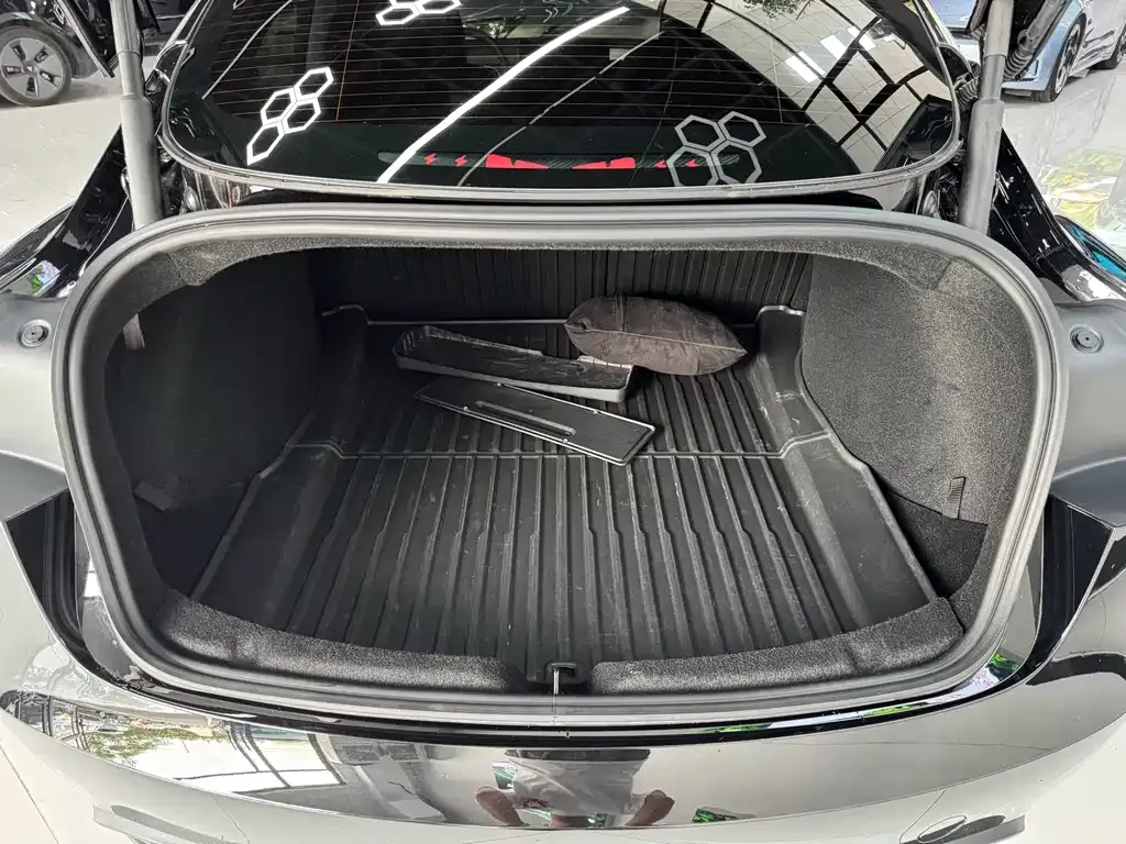 Tesla Model 3 — фото 4