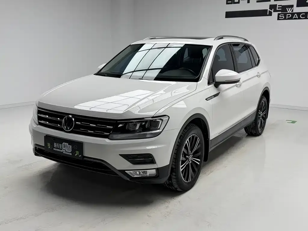 Volkswagen Tiguan L — фото 1
