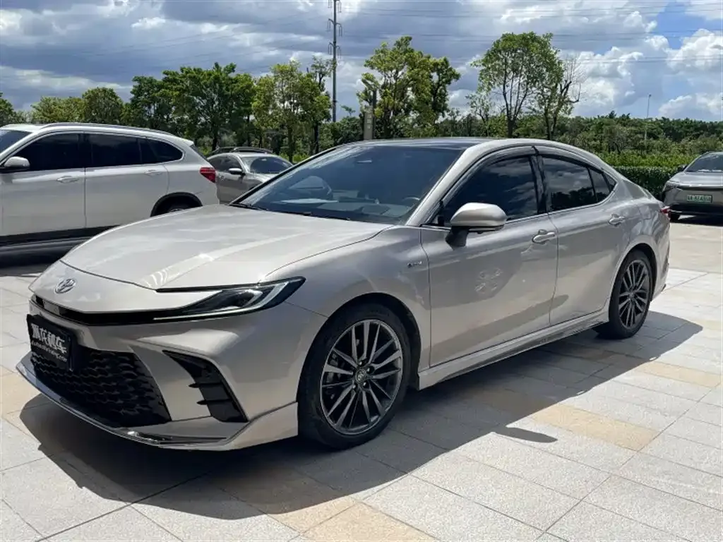 Toyota Camry — фото 1