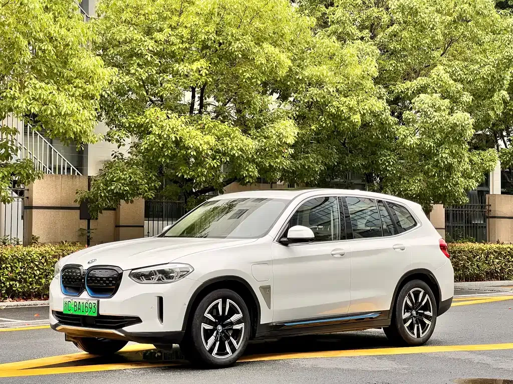 BMW iX3 — фото 1