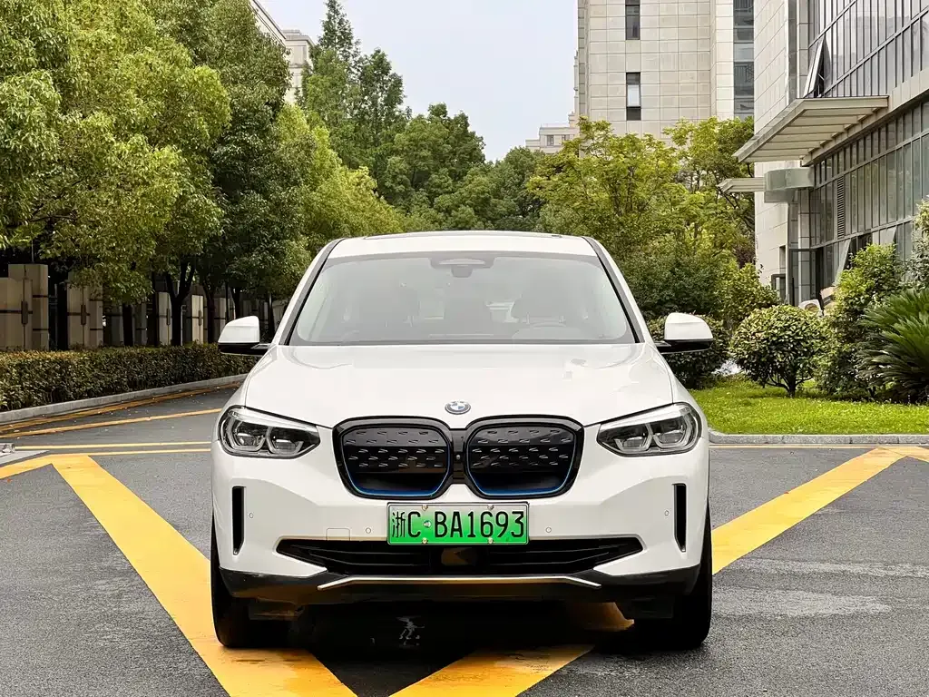 BMW iX3 — фото 9
